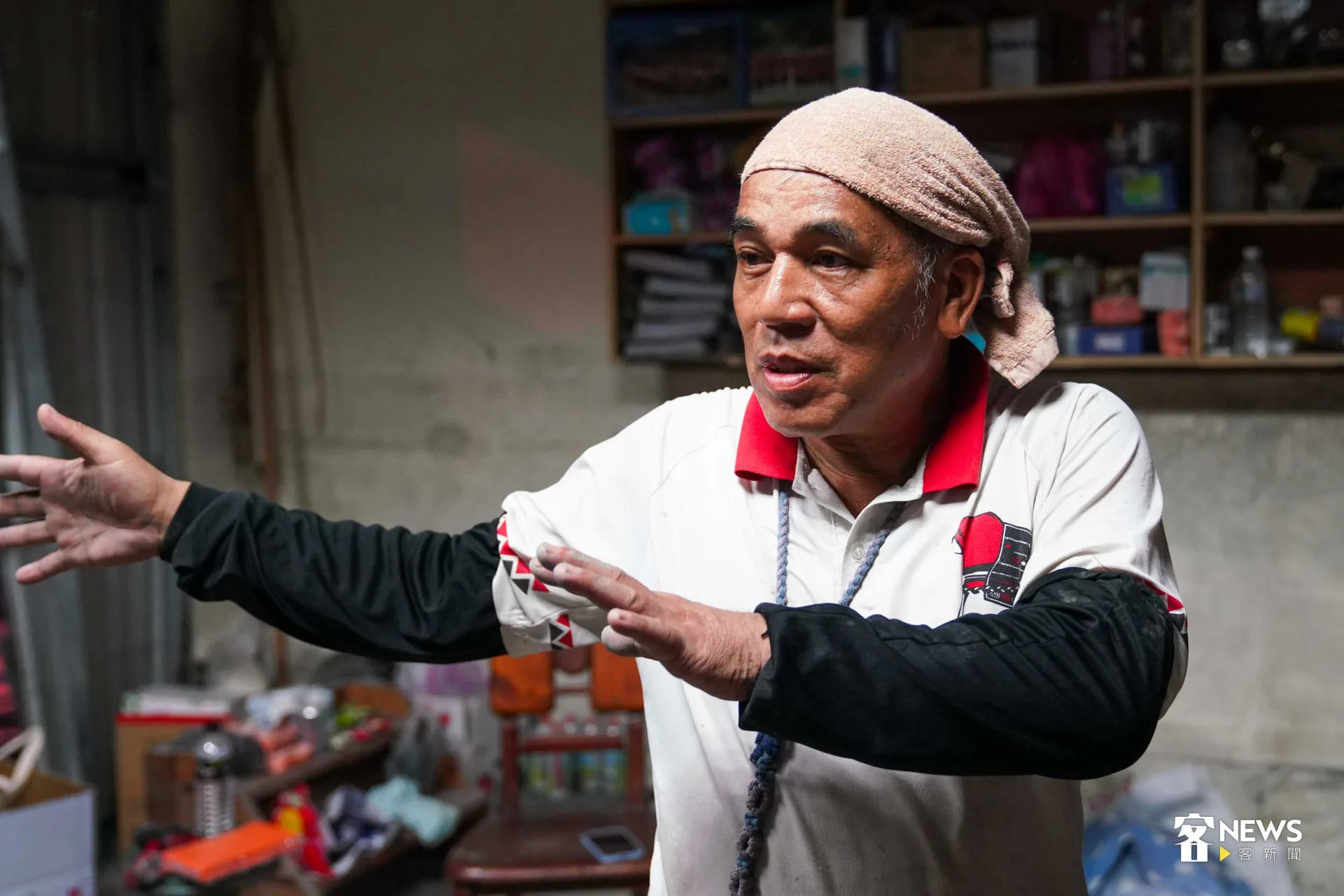 獸醫師Afo Lonok（楊國政）描述大水來襲當下的情況。范修語攝