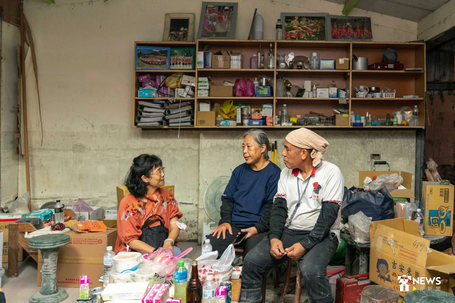 Afo Lonok和馮先鳳與來訪友人閒談、相互慰問。李台源攝