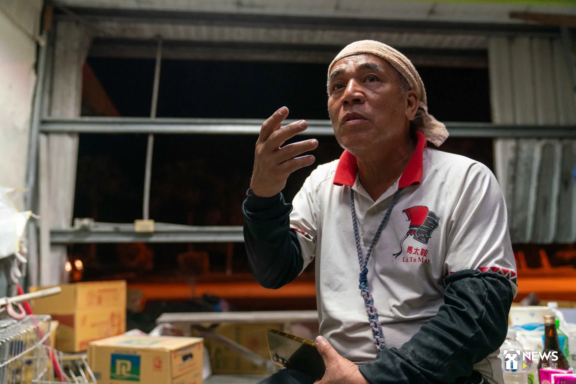 Afo Lonok描述，兇猛洪水「乓！」一聲直接沖壞大門。李台源攝