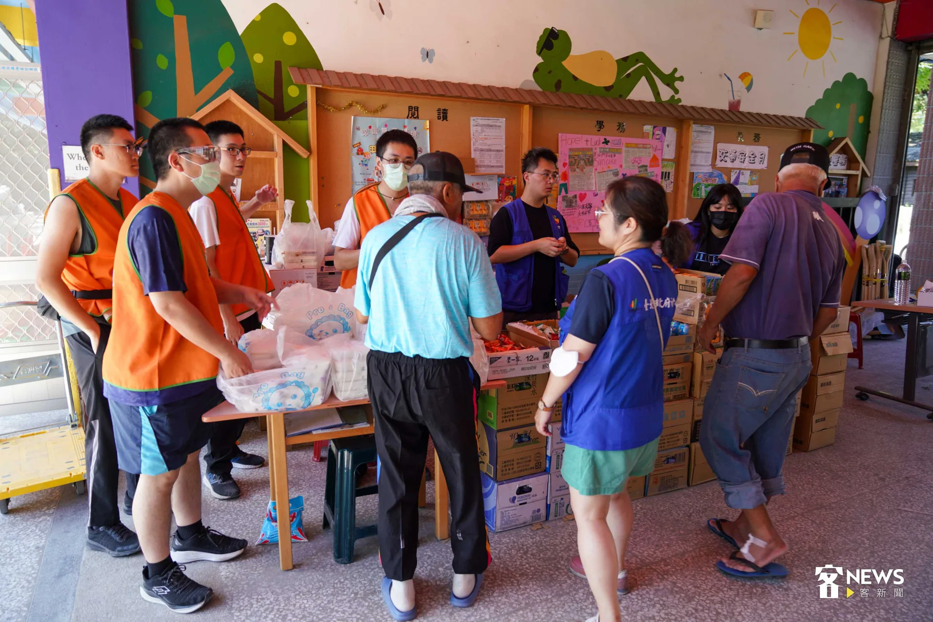 大進國小穿堂，充當臨時服務櫃台提供災民各式服務，包括發放便當、廣播等。范修語攝