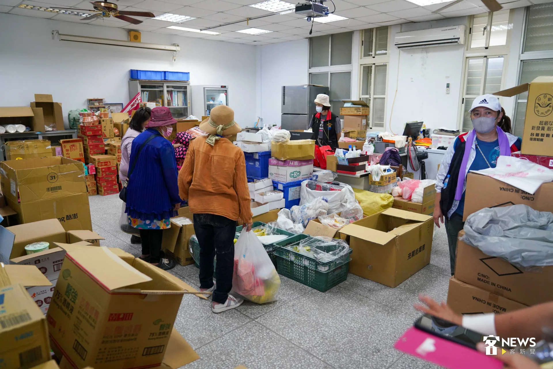 大進國小物資室儲藏各界物資。范修語攝