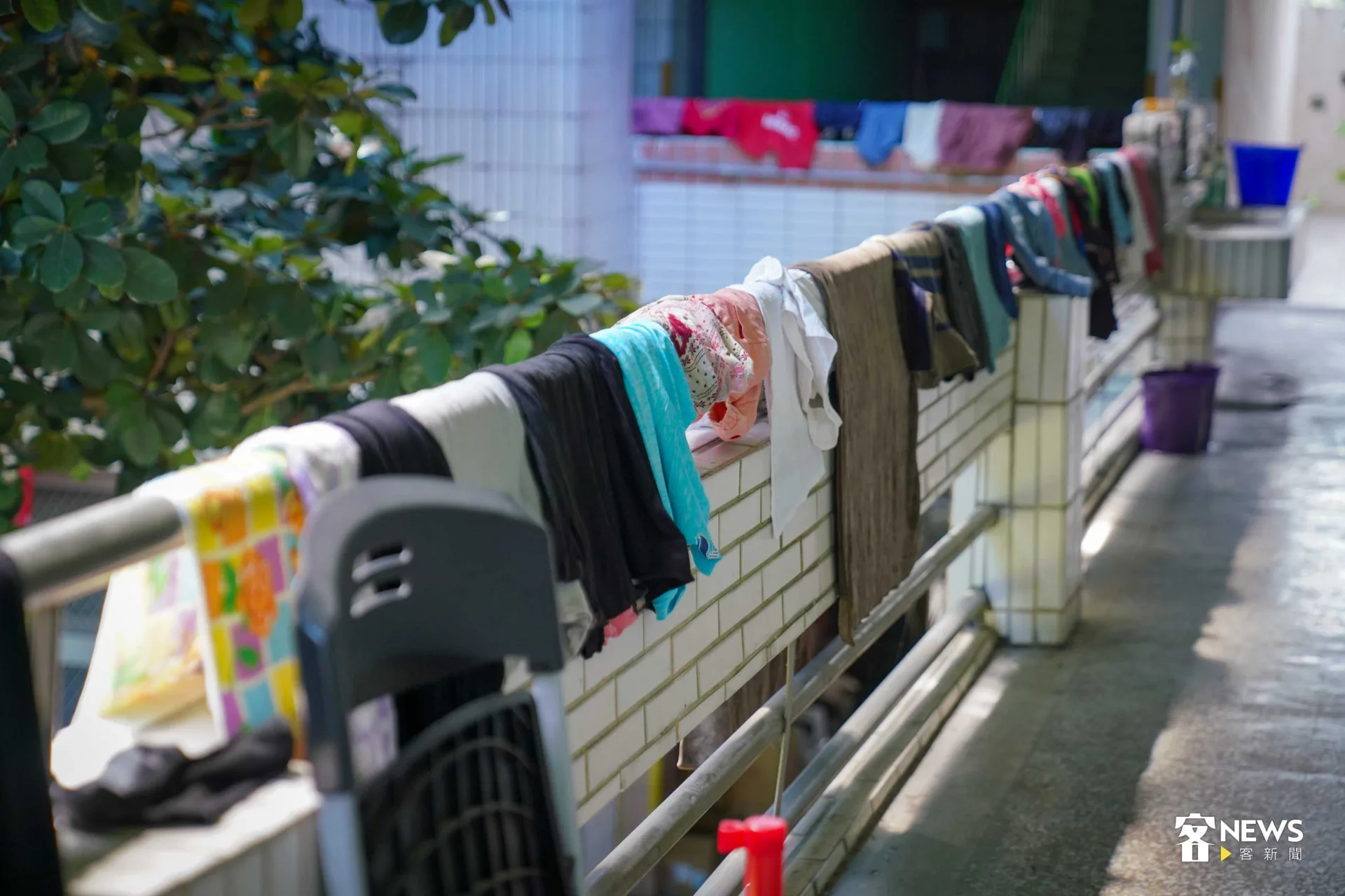 災民用大進國小二樓的欄杆充當晒衣架。范修語攝