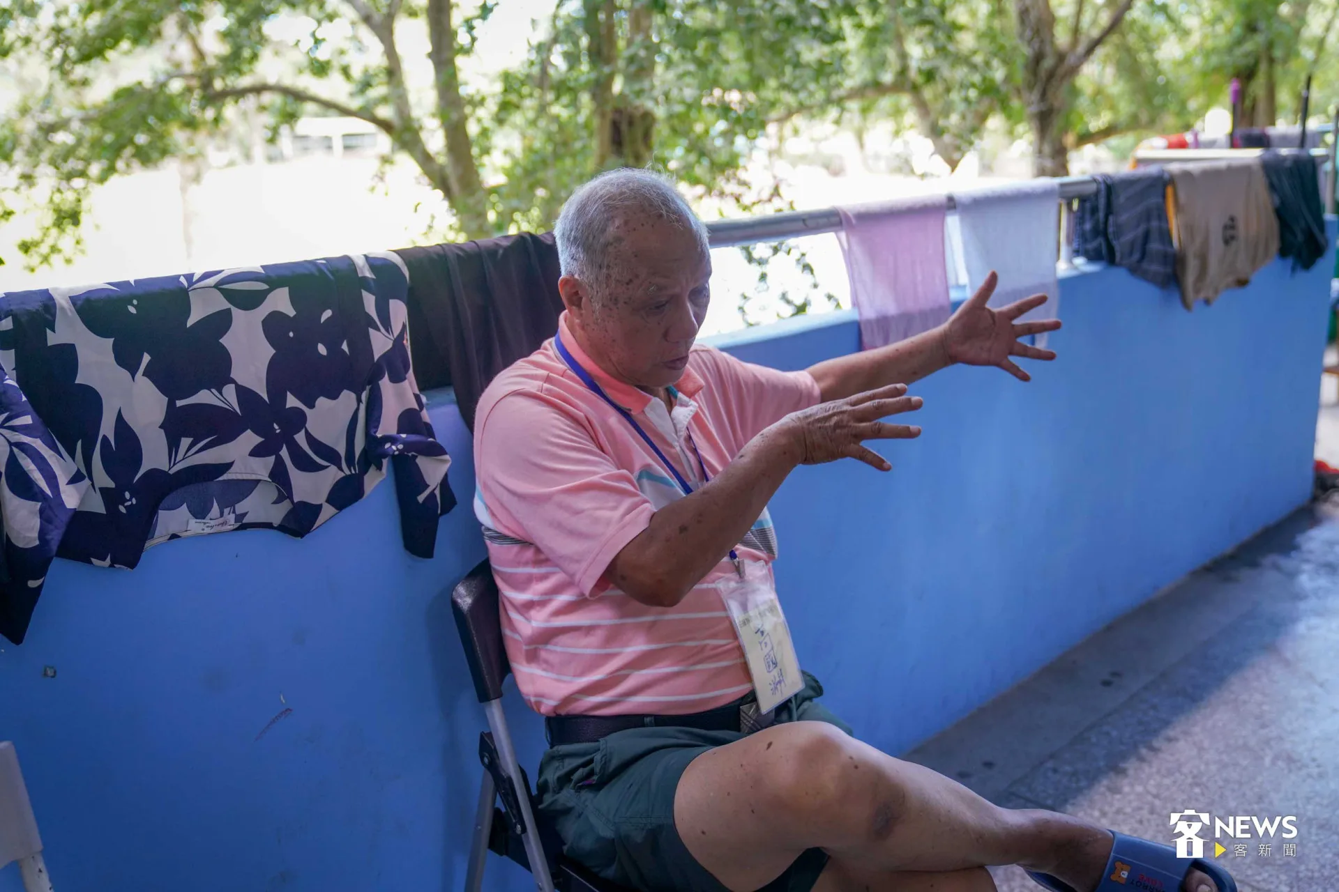 受災後暫居大進國小的⾼國淵，眼神帶著一絲疲憊，但語氣洪亮。范修語攝