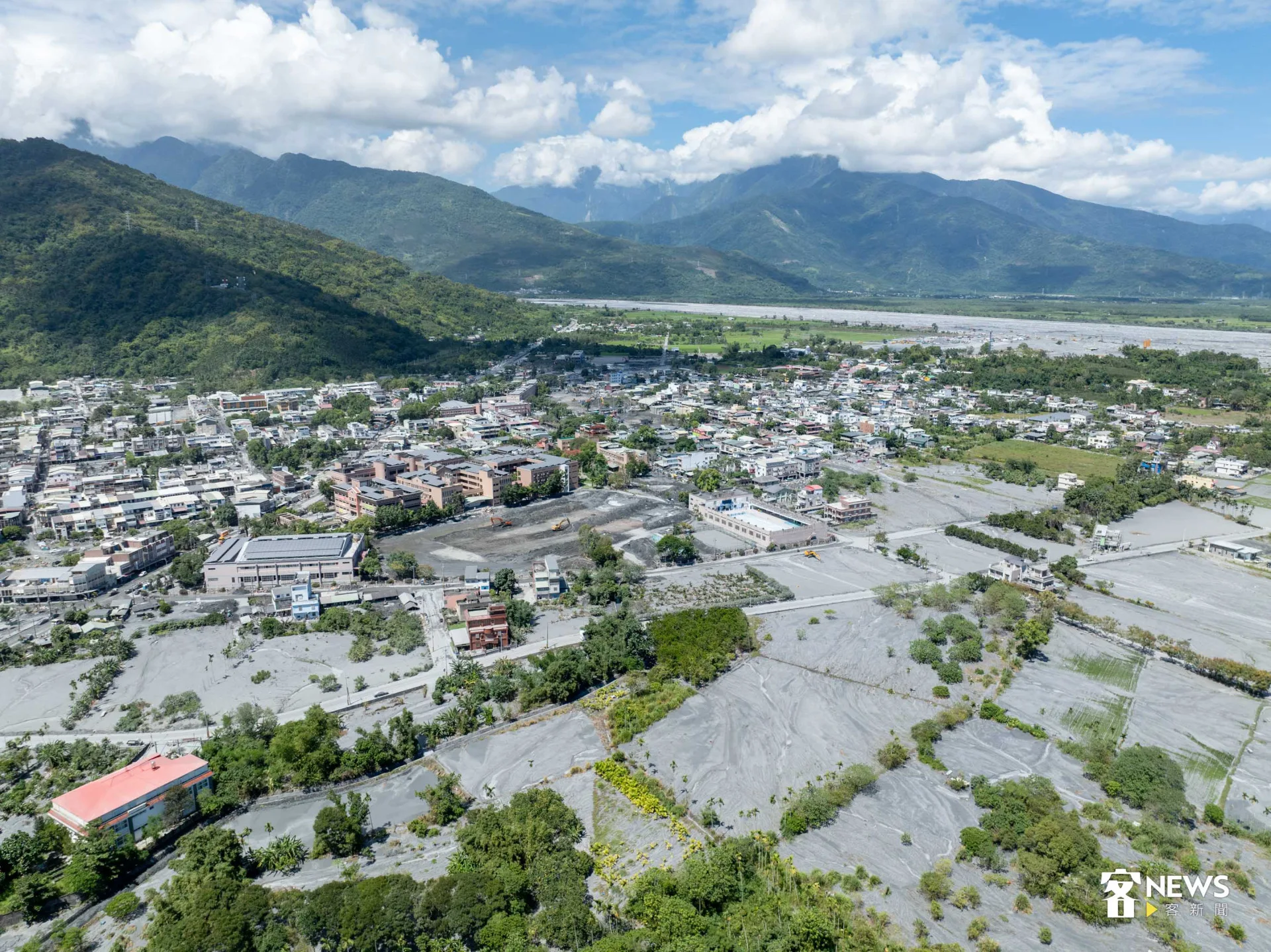 馬太鞍溪堰塞湖溢流後,光復災區覆滿淤泥。資料照。范修語攝