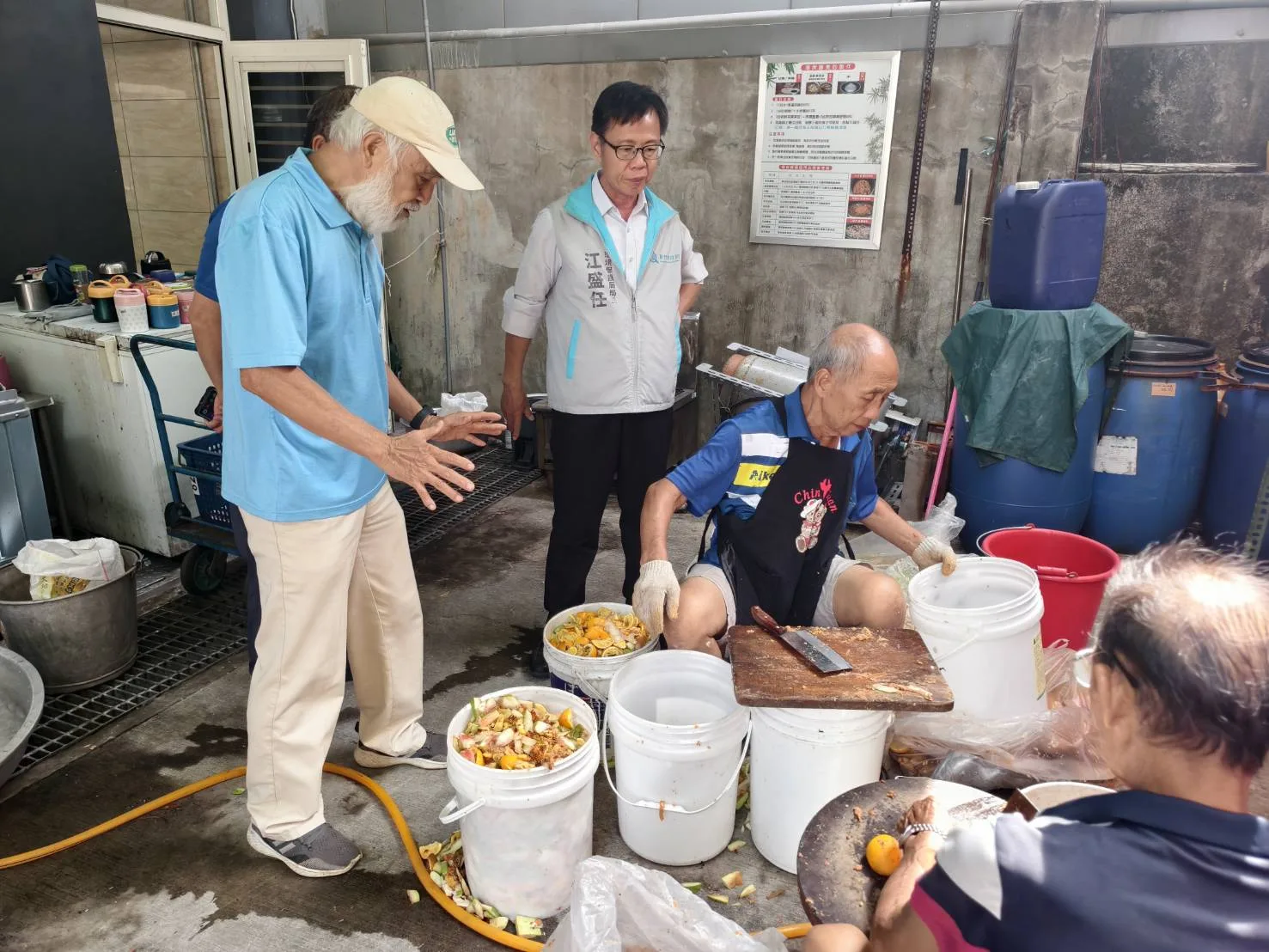 準備環保酵素材料(蔬果廚餘)。新竹市政府提供