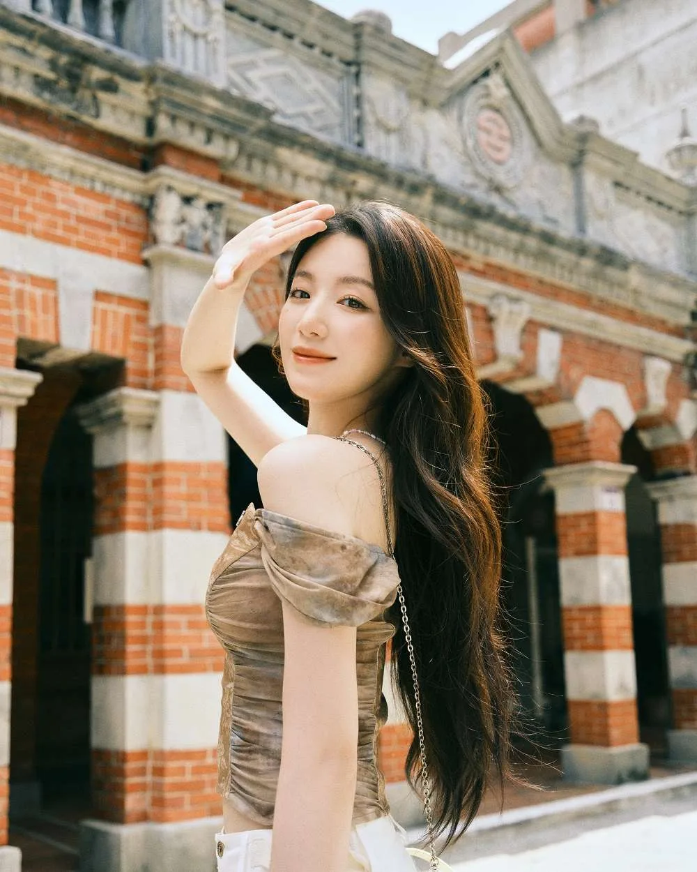 舒華漫遊於古典美之桃園大溪老街。桃園市政府觀光旅遊局提供