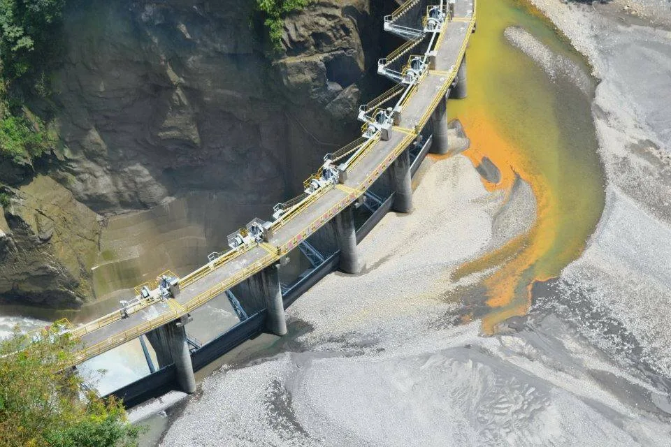 尖石後山的白石溪跟塔克金溪的下游就是北橫高義的榮華大壩,二十年前就己經填滿了。如果秀巒大崩丹或泰崗堰塞湖的土石流再沖下去,連石門水庫都危險了。陳權欣攝