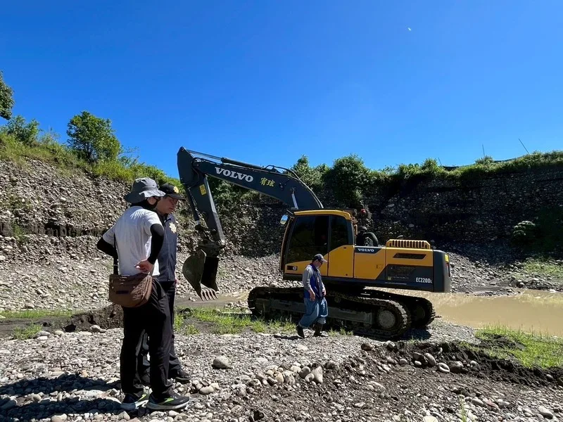 高雄美濃遭盜採砂石案引發關注,橋頭地檢署近期破獲吉安段溪埔寮某地號農地遭盜採出現坑洞,深度達12公尺,且危害地下水源安全;依竊盜、廢清法等罪聲押羅姓主嫌等4人獲准,並查扣重型開挖機具怪手1台。橋頭地檢署提供