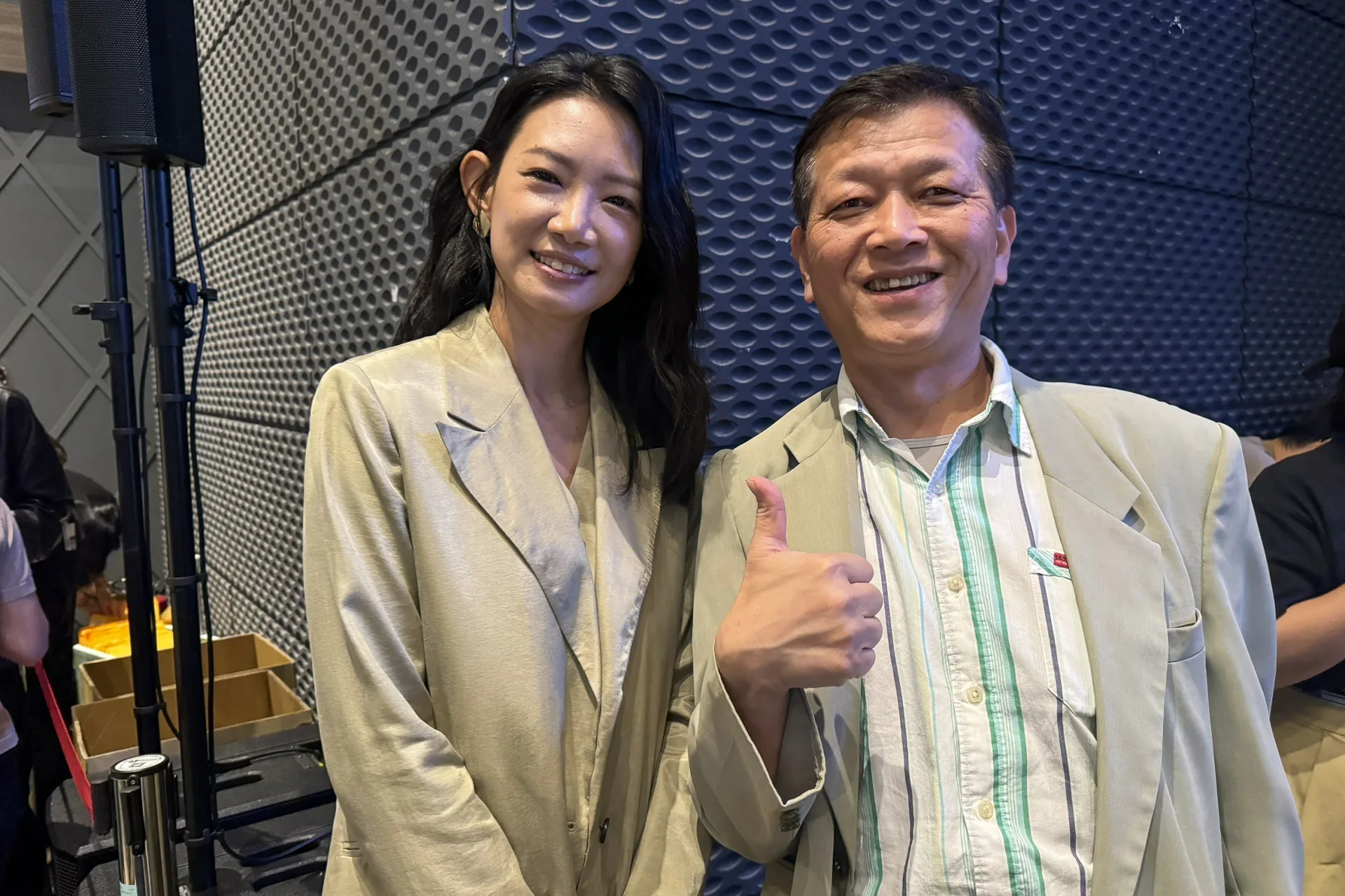 客家電視是客語復振的重要環境。左為客家電視台前新聞主播吳奕蓉，吳奕蓉當天是客聲獎的頒獎人，右為筆者楊國鑫，攝於2025年第四屆客聲獎頒獎典禮。楊國鑫提供