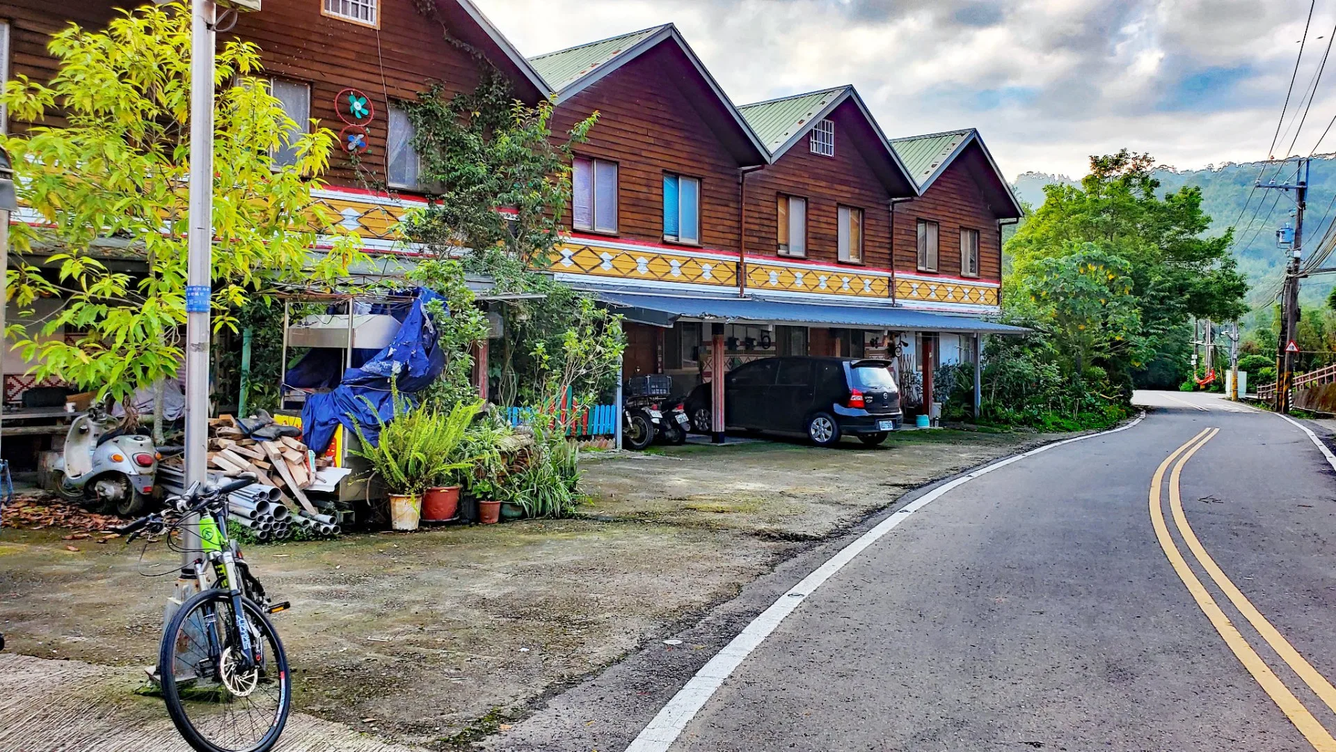 五峰天湖部落的安遷重建住家,是成功的案例,這是謝英俊建築師所協助興建的。陳權欣攝