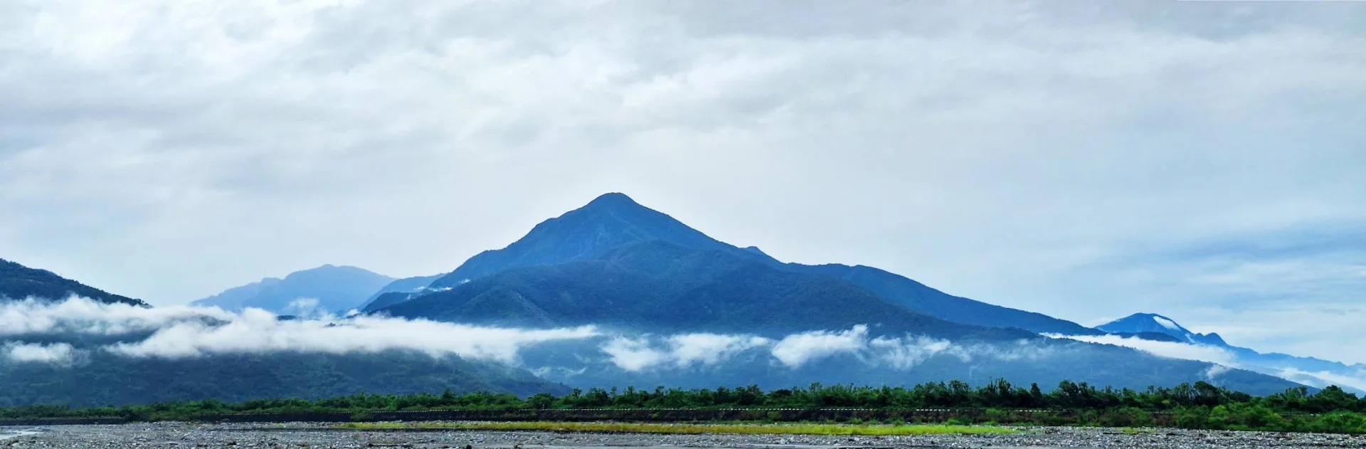 Afo Lonok分享閒暇時拍攝的照片，白雲漂浮在靛藍色山岳的腰間。馮先鳳提供