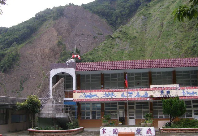 尖石後山秀巒國小周邊有三個這樣大的崩坍,遇颱風是非常危險。陳權欣攝