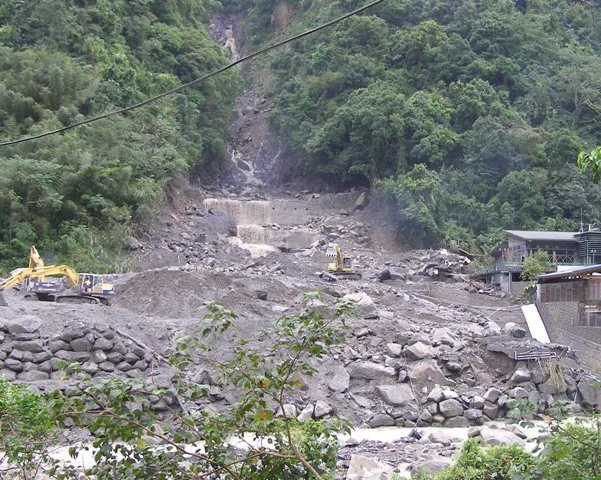 尖石鄉有些溫泉都建在土石流潛勢區,是非常危險。 陳權欣攝