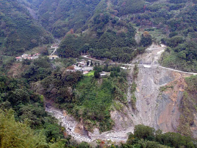 五峰清泉還有很多住家是住在這樣危險的地方。陳權欣攝
