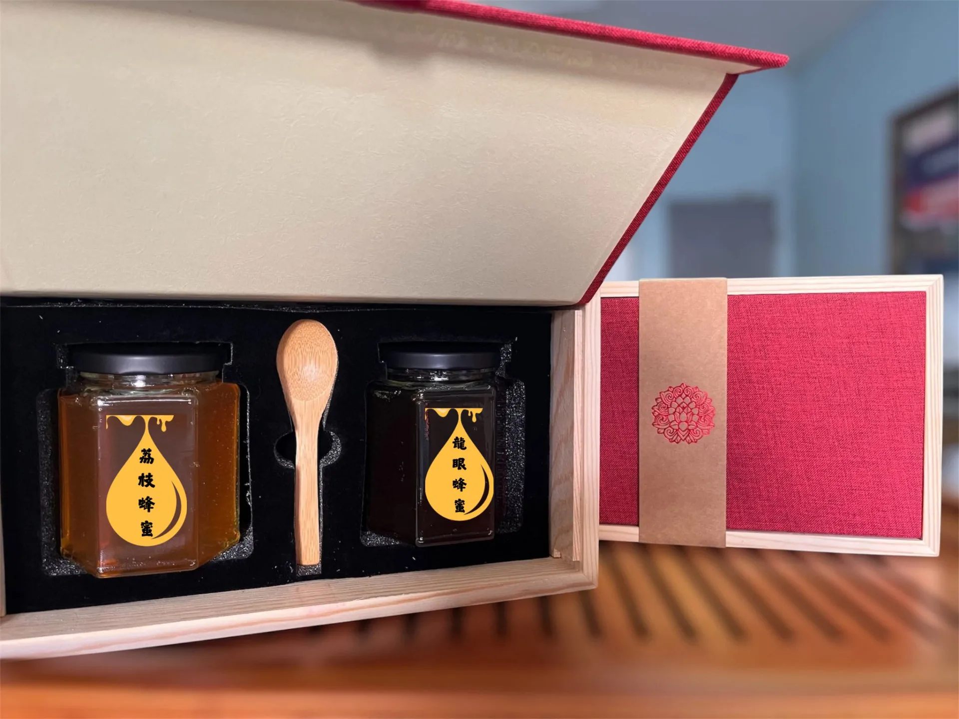 綠光養蜂場（蜜蜂博士）奪頭份十大伴手禮金獎。翻攝自綠光養蜂場FB