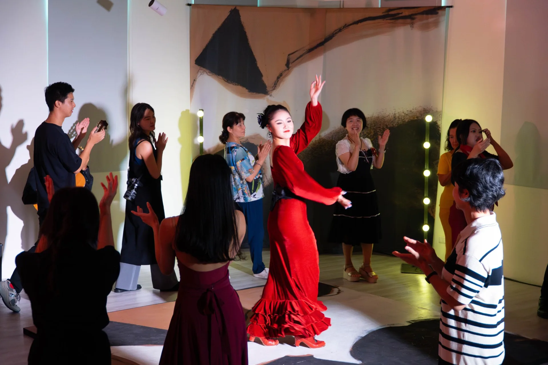 劇末,演員引導大家加入繞場行列,一起大聲唱著經典不朽的卡門歌曲「愛情不過是一種普通的玩意,一點也不稀奇…」。瑤場共創提供