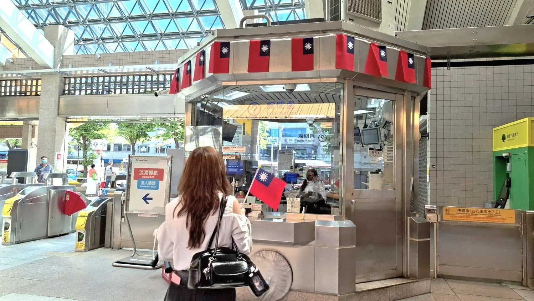 台北捷運有15個車站，均掛上多面國旗同慶。臺北大眾捷運股份有限公司提供