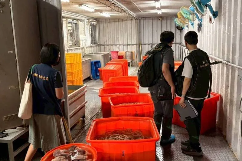 屏東縣百威食品公司近4000公斤黑心豬腸流入4縣市，衛生局依食安法規定命業者暫停作業及停止販售，並配合檢調偵辦，並提醒民眾避免選購「過白、過亮、來路不明」食品。民眾提供