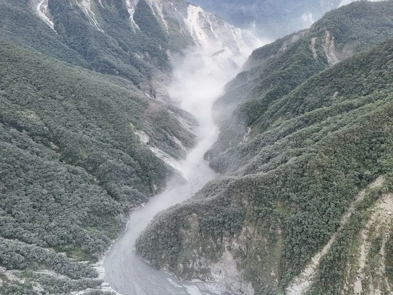 花蓮吉安鄉8日上午7時52分發生芮氏規模5地震。林業保育署花蓮分署出動空拍機監測馬太鞍溪堰塞湖狀況，因地震出現揚塵，經初步觀察，堰塞湖沒有變化，也沒有重新阻塞蓄水。林保署提供