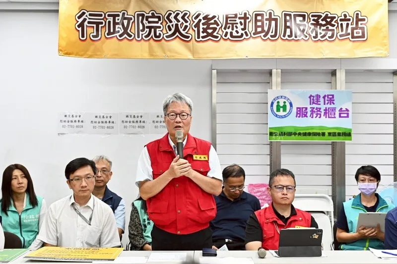 行政院7日下午舉行災後慰助服務站記者會，由政務委員陳金德（立者）說明災後慰助服務站啟動一站式服務相關作業。中央災害應變中心前進協調所提供