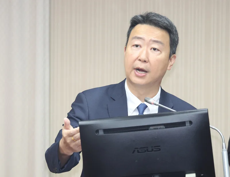 針對機場開放多元計程車，交通部長陳世凱今天表示，將於3到4個月內研議放寬法制，以更符合現實作法。中央社