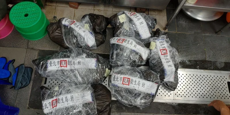 屏東縣百威食品公司近4000公斤黑心豬腸流竄4縣市引關注，台北市衛生局5日表示，3日接獲屏東縣府通報後立即啟動調查，迄今已下架並封存約145公斤。台北市衛生局提供