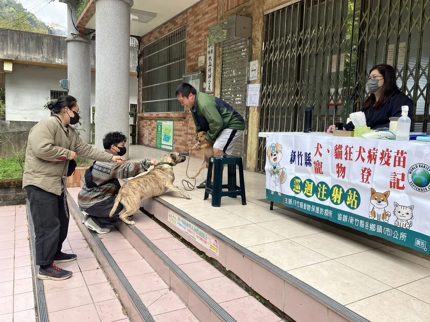 新竹縣政府動物保護防疫所0月10日早上9至11時，邀請縣民朋友攜帶家中犬、貓，赴動保所施打免費動物狂犬病疫苗及寵物登記。竹縣府提供