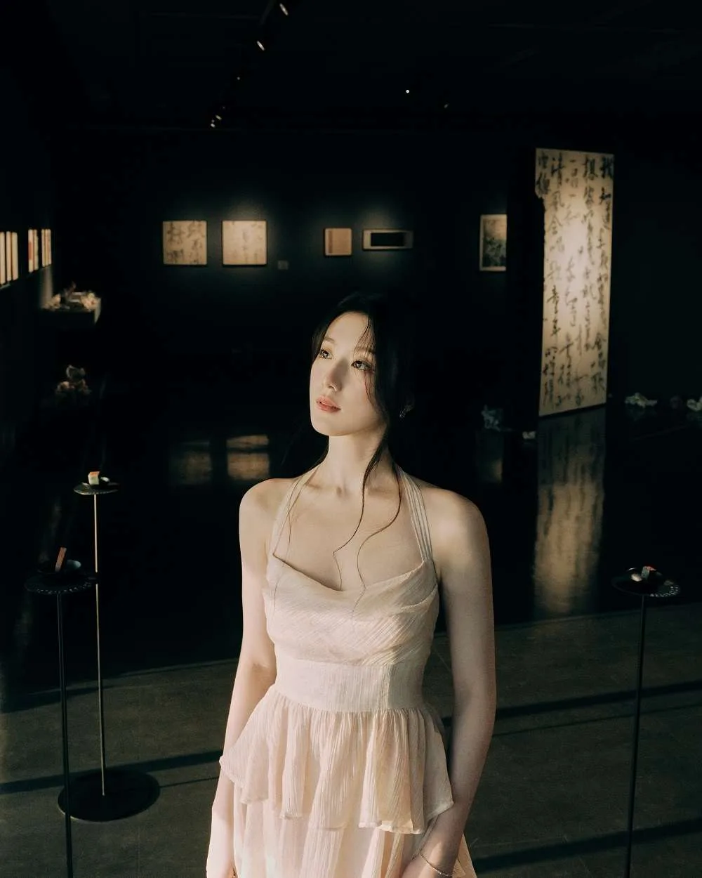 舒華欣賞橫山書法藝術館的文化氣息。桃園市政府觀光旅遊局提供