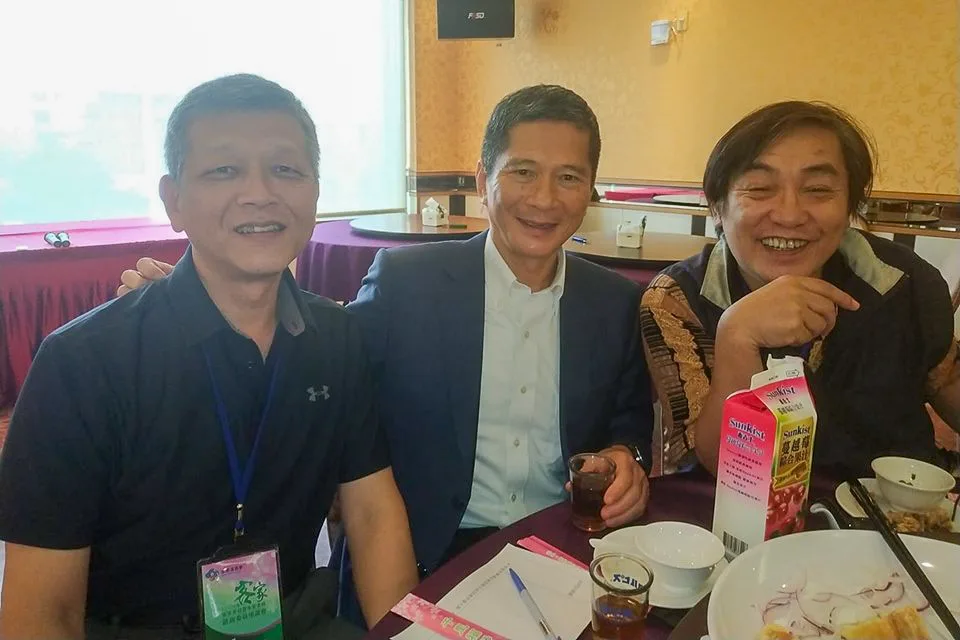 客家委員會是客語復振的重要推手。照片中間為在任最久的客委會主委李永得，右一為知名記者陳權欣，左一為筆者楊國鑫。楊國鑫提供