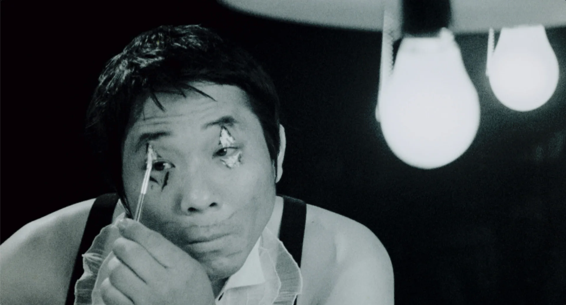 許不了在《小丑與天鵝》開場的黑白畫面裡畫上小丑妝。國家影視聽中心提供