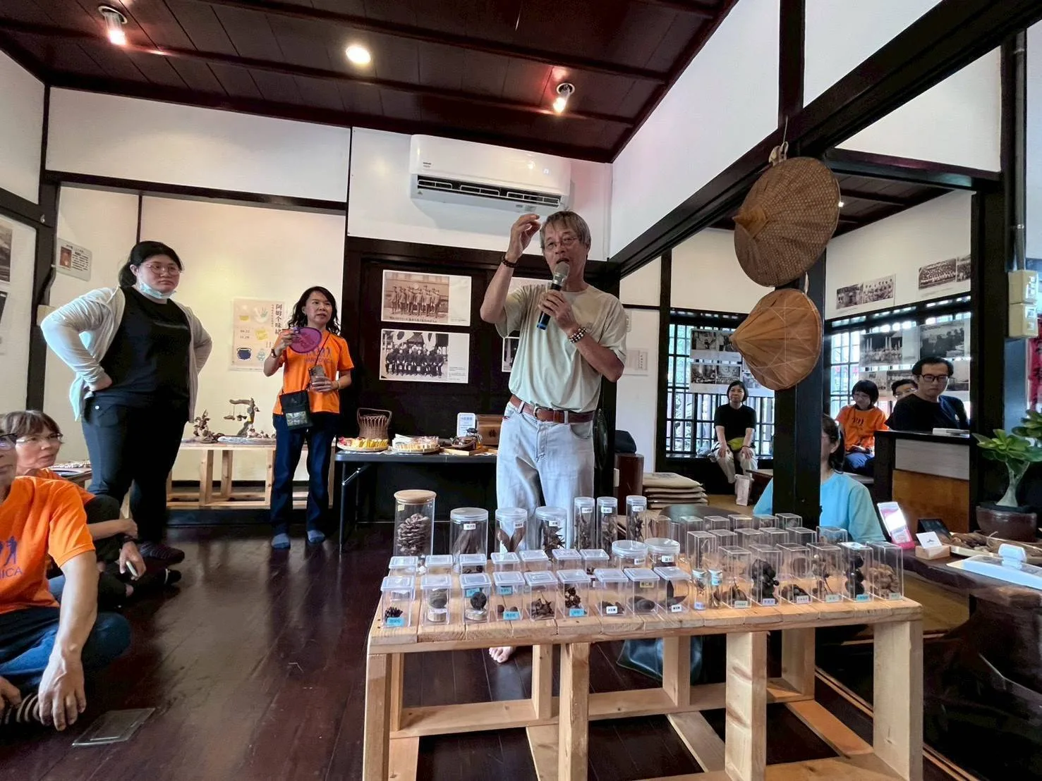 在苗栗造橋這片充滿生活氣息的客庄裡,「山線百年客家輸出」駐地工作站,推出全新展覽「阿姆个味緒|時間釀成的香氣漬味」系列展之二「香氣展|氣味的魔法」。山線百年客家輸出提供