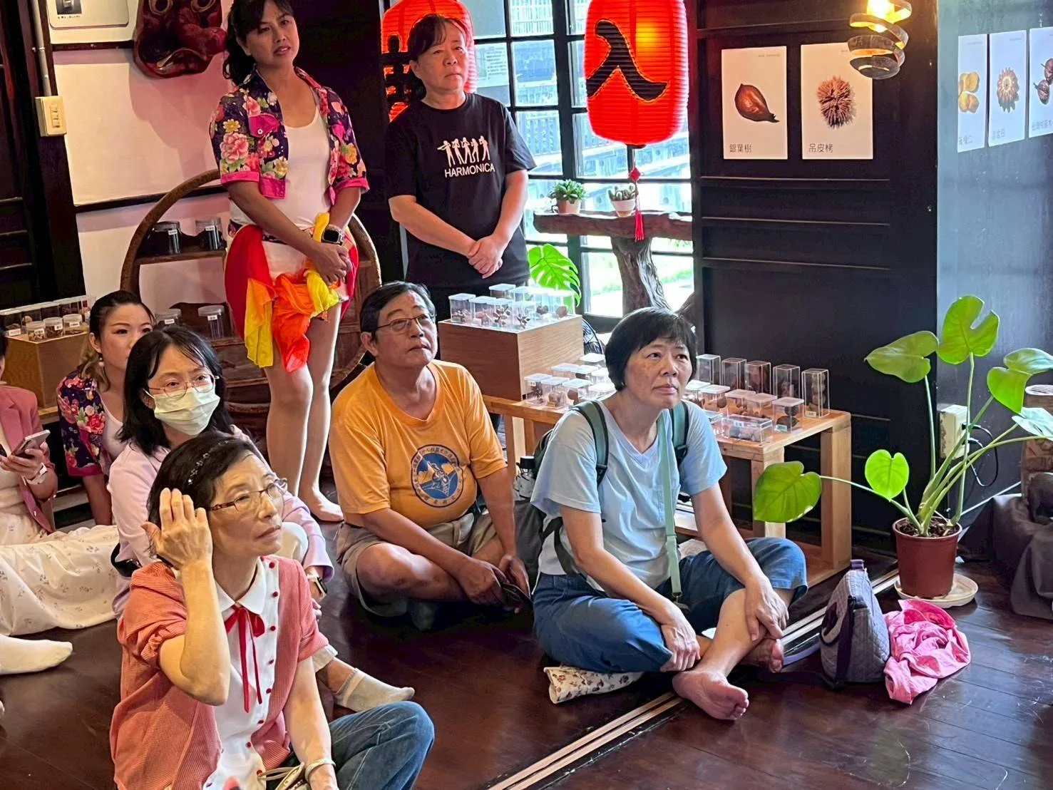 「她不是巫女,卻知道哪種葉子能退熱、哪種根能止咳、哪種香氣能讓孩子安心入睡。」香氣展以「阿姆个味緒」為核心。山線百年客家輸出提供