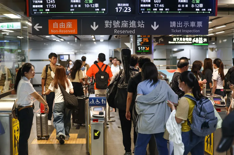 中秋連假將於4日展開，高鐵台北站驗票閘門3日傍晚陸續湧現乘車人潮，站務人員忙著引導。中央社