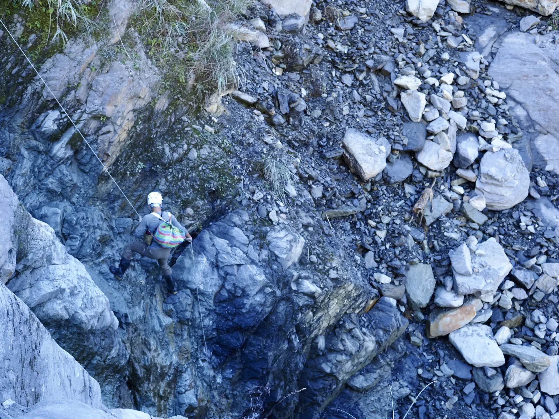 崩塌溪溝瀑布垂降。林保署花蓮分署提供