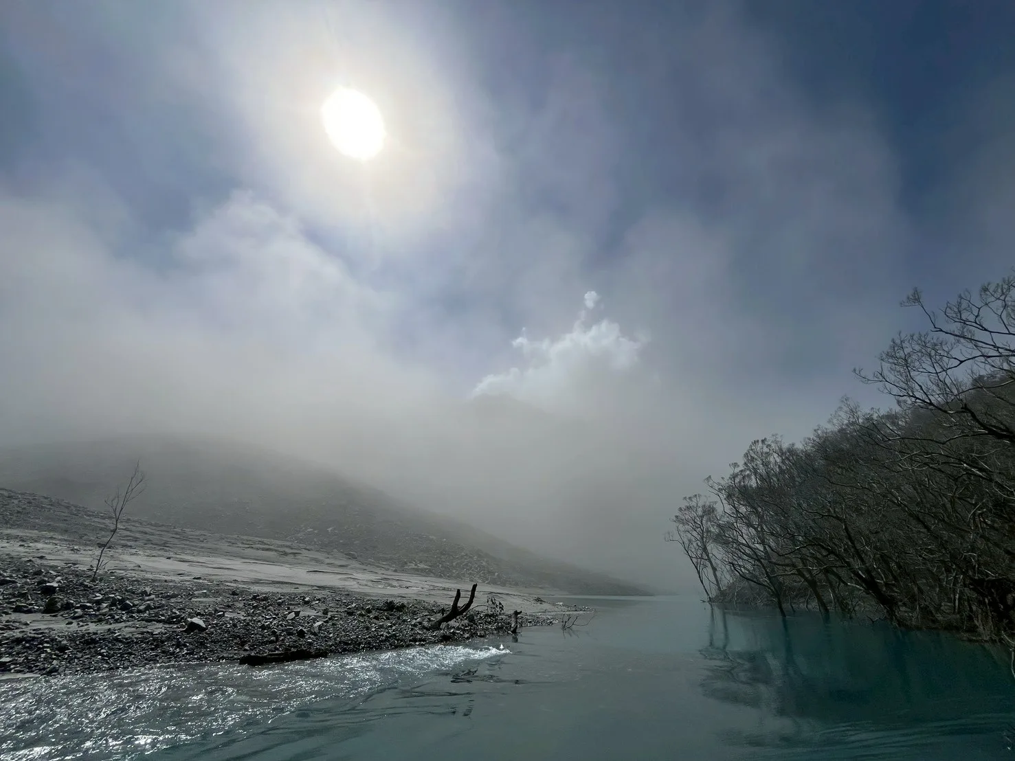 堰塞湖出水口北岸,現場沙塵遍佈能見度不足一百公尺。林保署花蓮分署提供