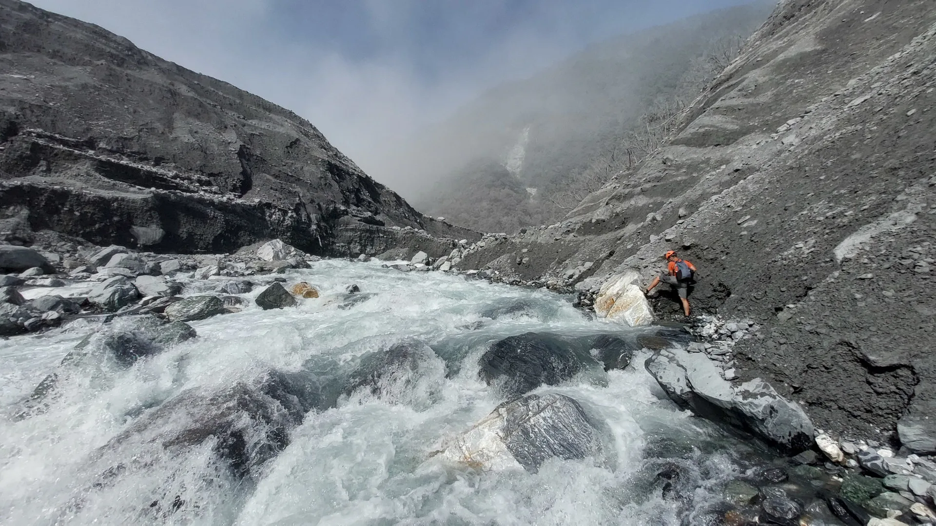 主流出水滂沱急流,深不見底,隊員沿邊緣手持十字鎬沿途挖開腳點,一路往上前往堰塞湖。林保署花蓮分署提供