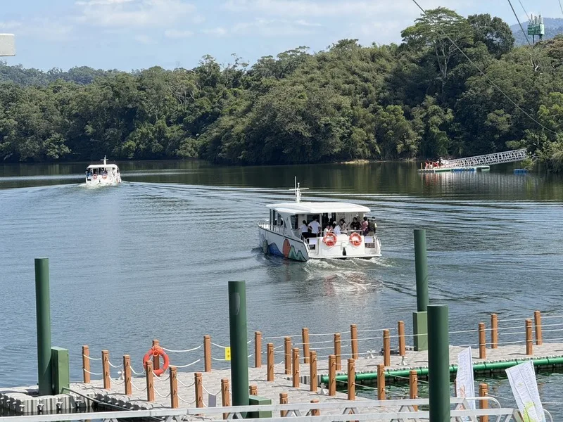 桃竹竹苗區域治理平台會議今天（9日）在苗栗明德水庫旁舉行，4縣市首長搭乘電動船遊湖，見證水、陸、空複合式遊憩新亮點。中央社