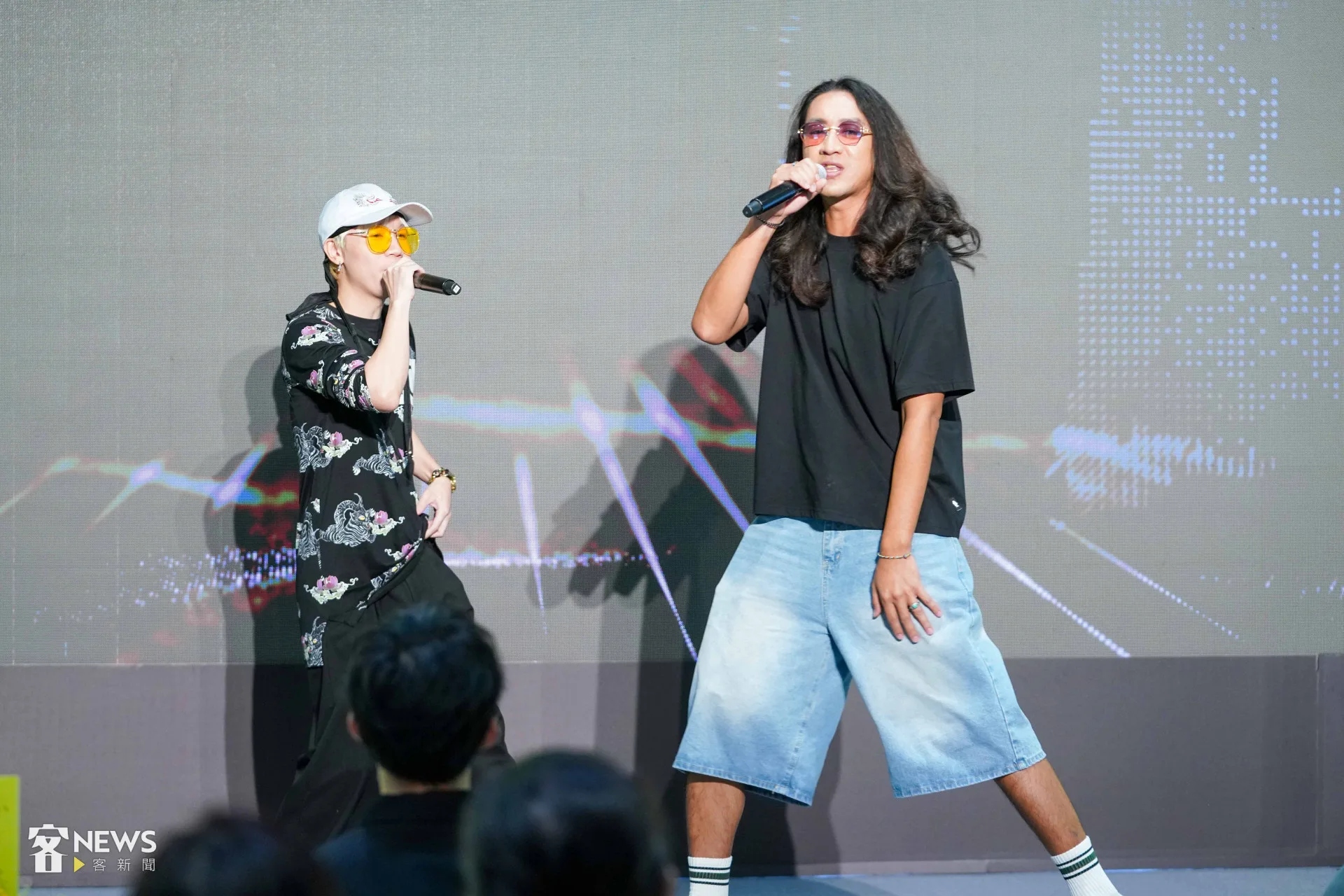 「拷秋勤」主唱朱皮（右）與歌手聖代（左）以客語rap一一唱名在場的入圍者，炒熱現場氣氛。李台源攝