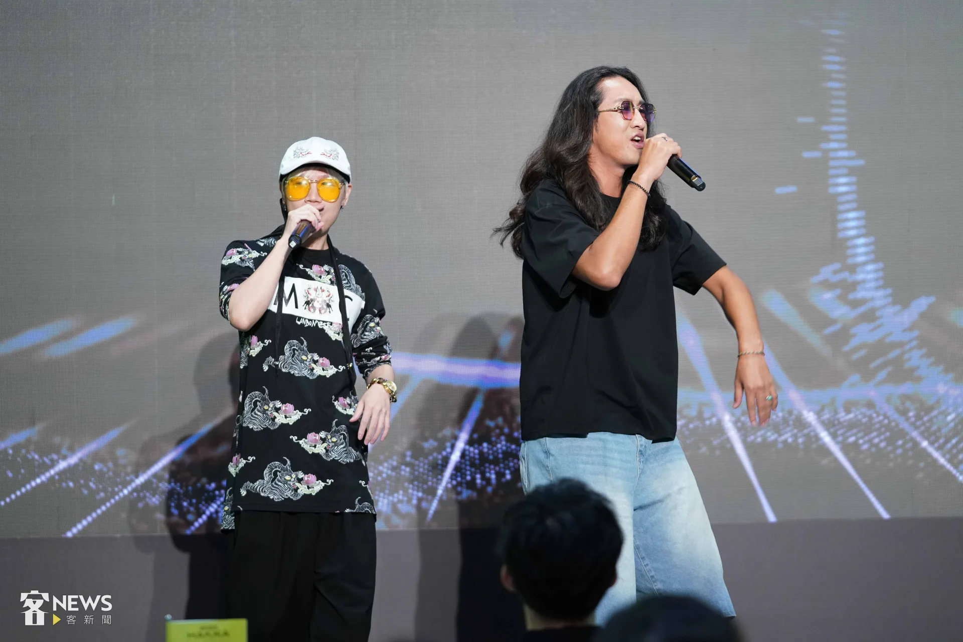 「拷秋勤」主唱朱皮（右）與歌手聖代（左）以客語rap一一唱名在場的入圍者，炒熱現場氣氛。李台源攝