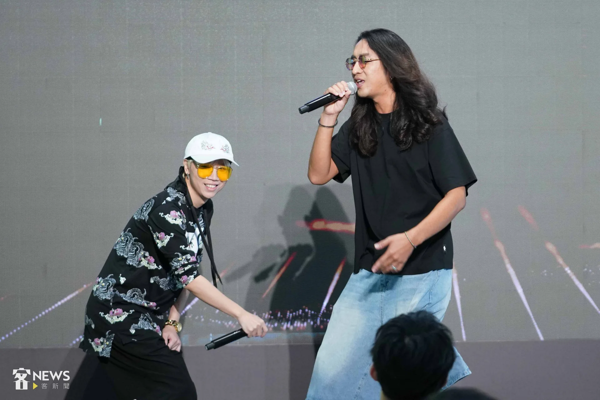 「拷秋勤」主唱朱皮（右）與歌手聖代（左）以客語rap一一唱名在場的入圍者，炒熱現場氣氛。李台源攝