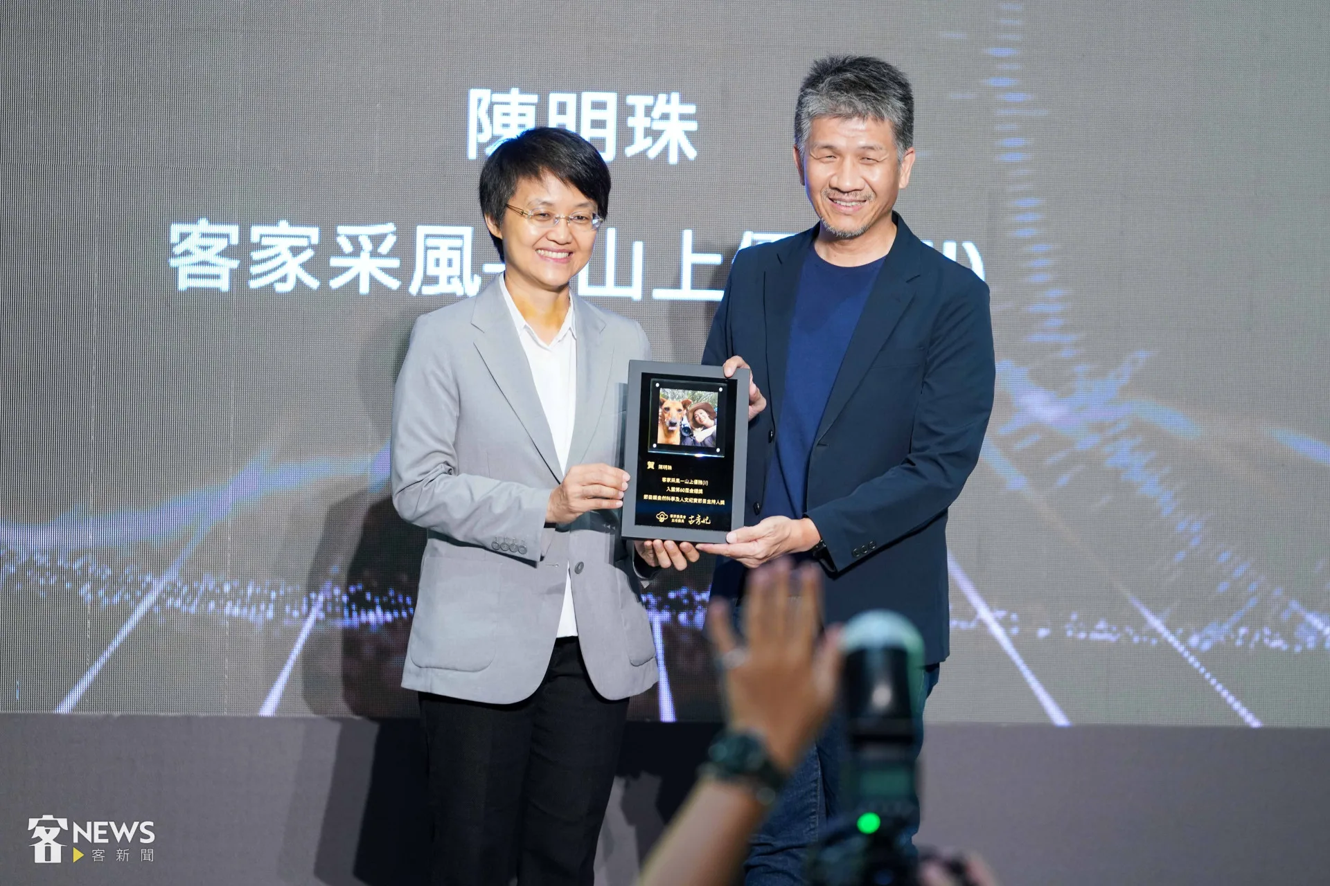 陳明珠以《客家采風—山上優雅》節目入圍金鐘獎，客傳會總經理莊勝鴻代表獲頒入圍獎狀。李台源攝