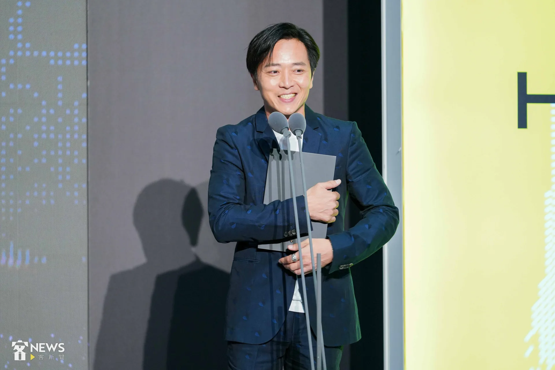 劉承恩抱著著入圍獎狀直呼「好喜歡；我沒有忘記我是客家的小孩」。李台源攝