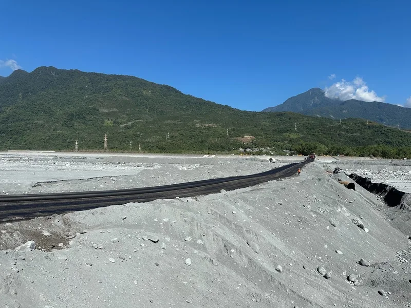 花蓮馬太鞍溪堰塞湖潰流沖斷馬太鞍溪橋，在工程人員日夜趕工的狀況下，10日下午3時台9線涵管便道就可以通車。中央社