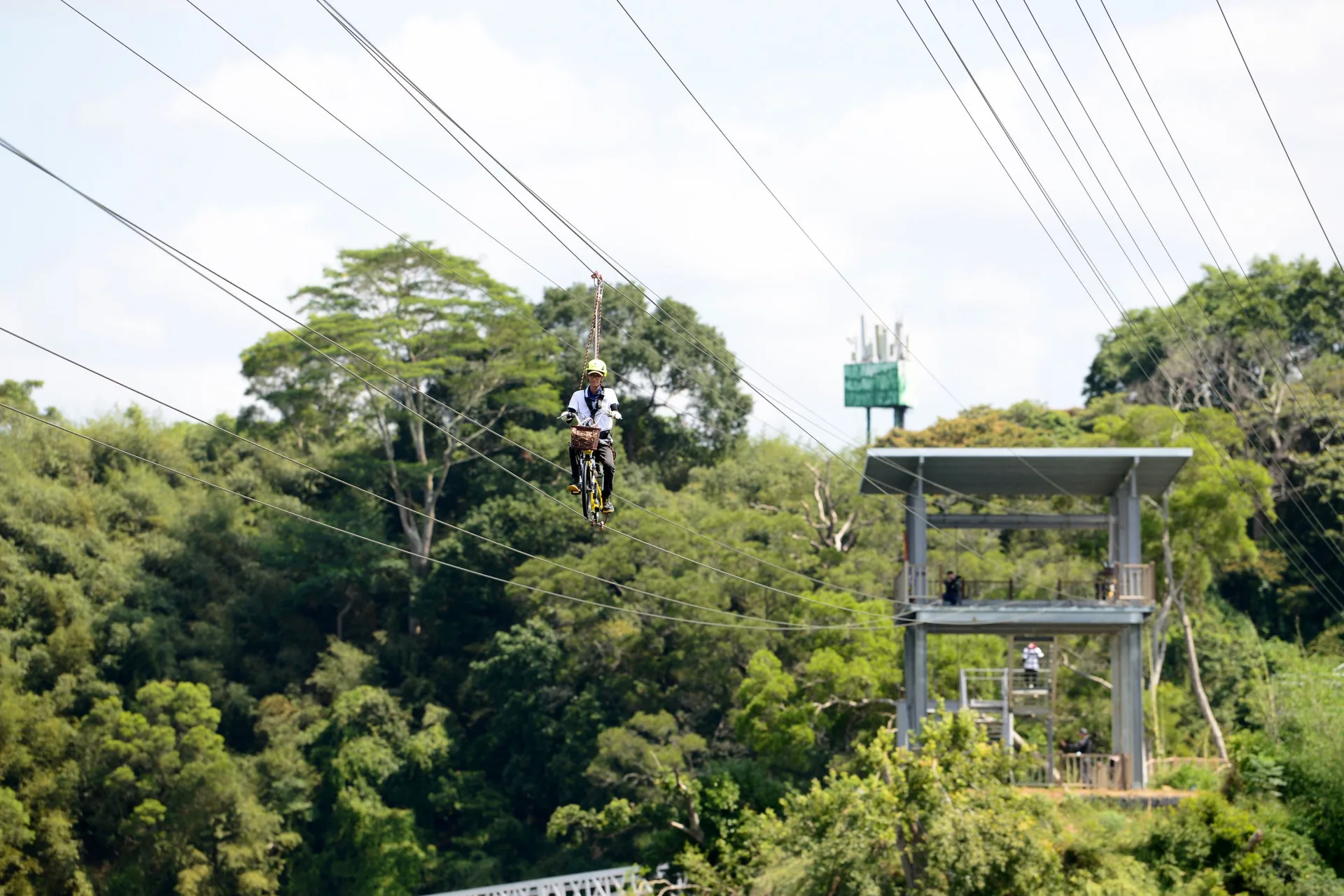 明德水庫碼頭區空中腳踏車具備5道安全鎖。苗縣府提供