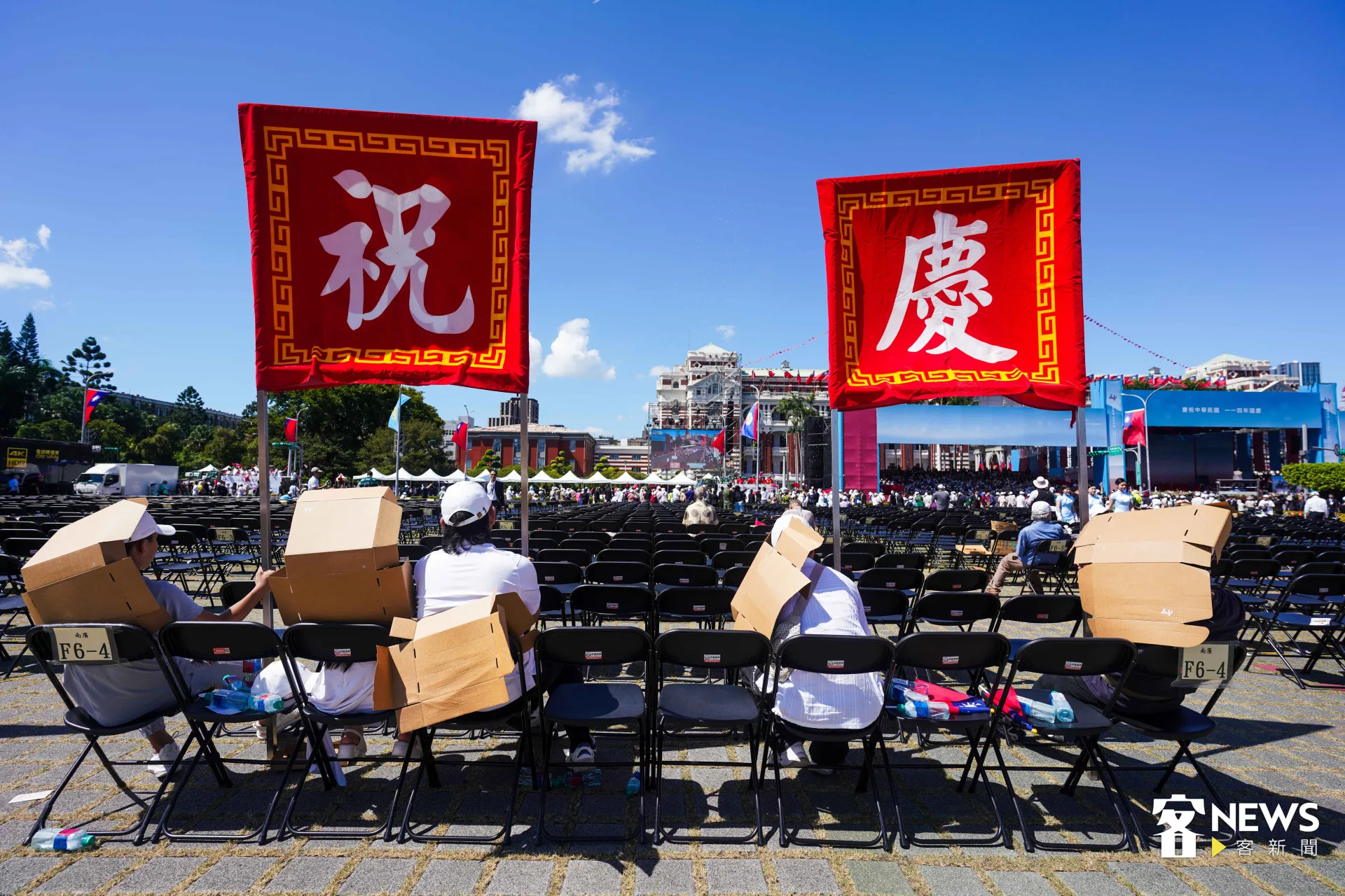 總統府前並無遮蔽，工作人員只能用紙板遮擋烈日。李台源攝