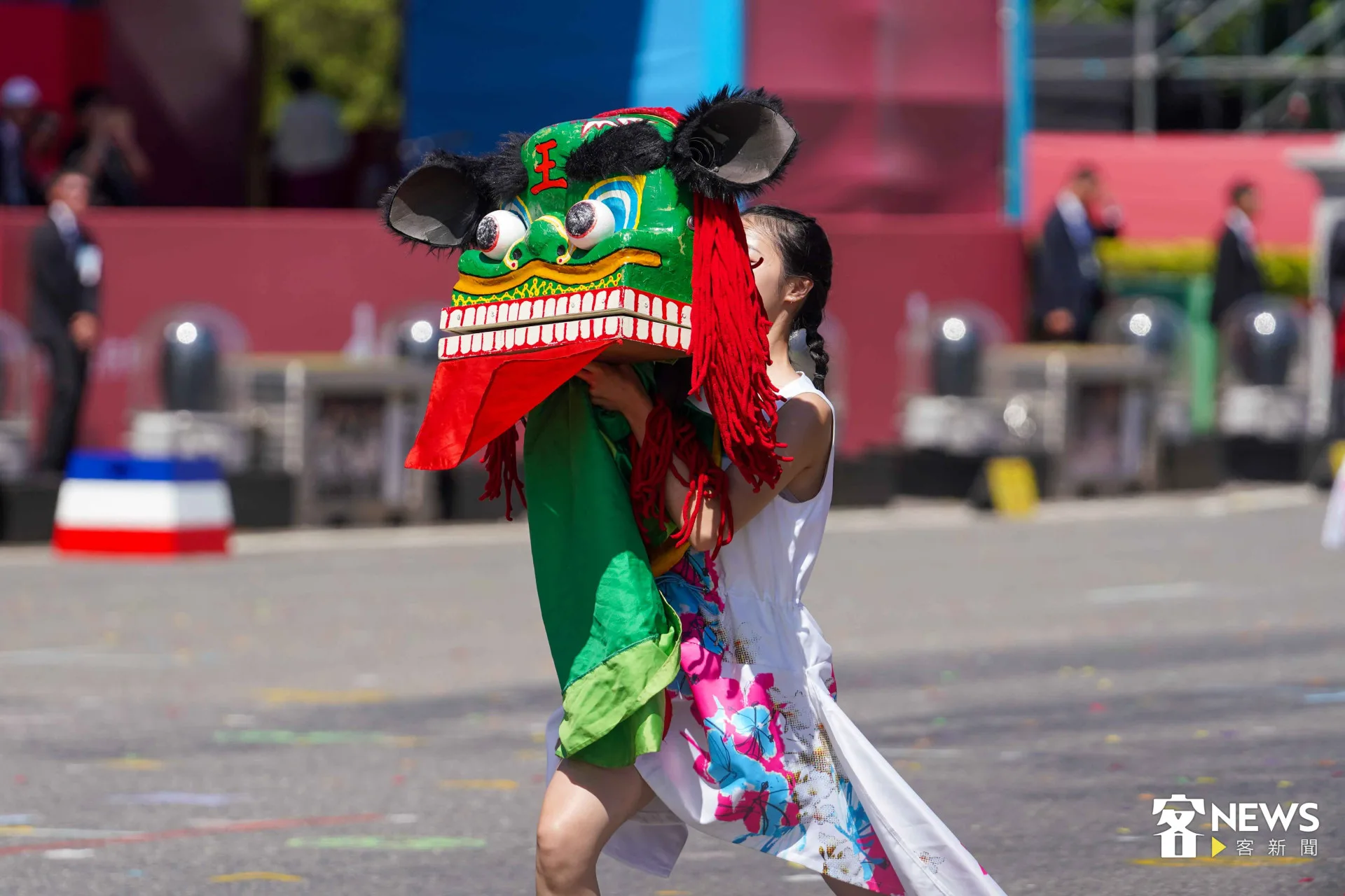 客家女獅隊在國慶大典上演出。李台源攝