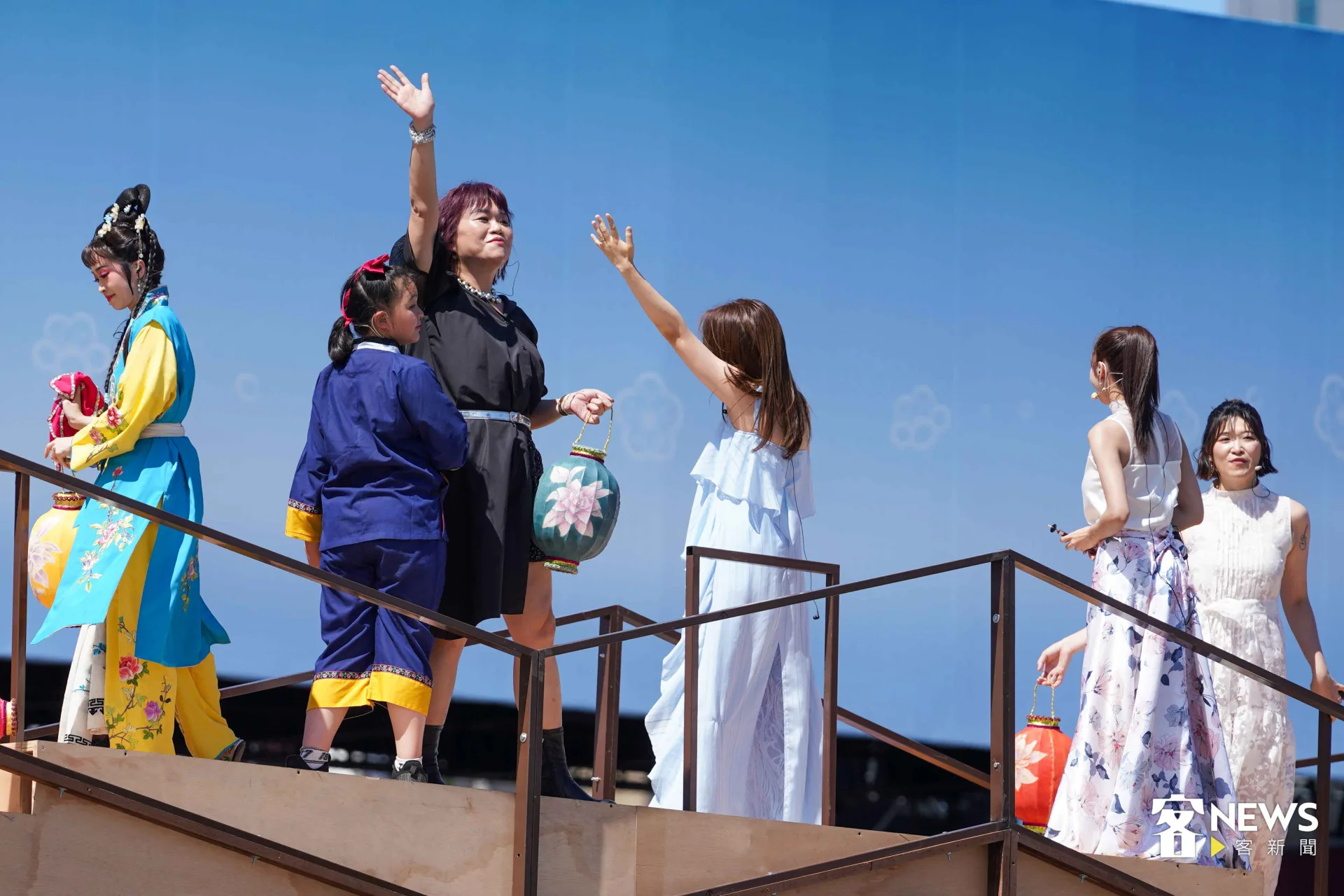 金曲歌手楊淑喻與現場觀禮民眾揮手。李台源攝