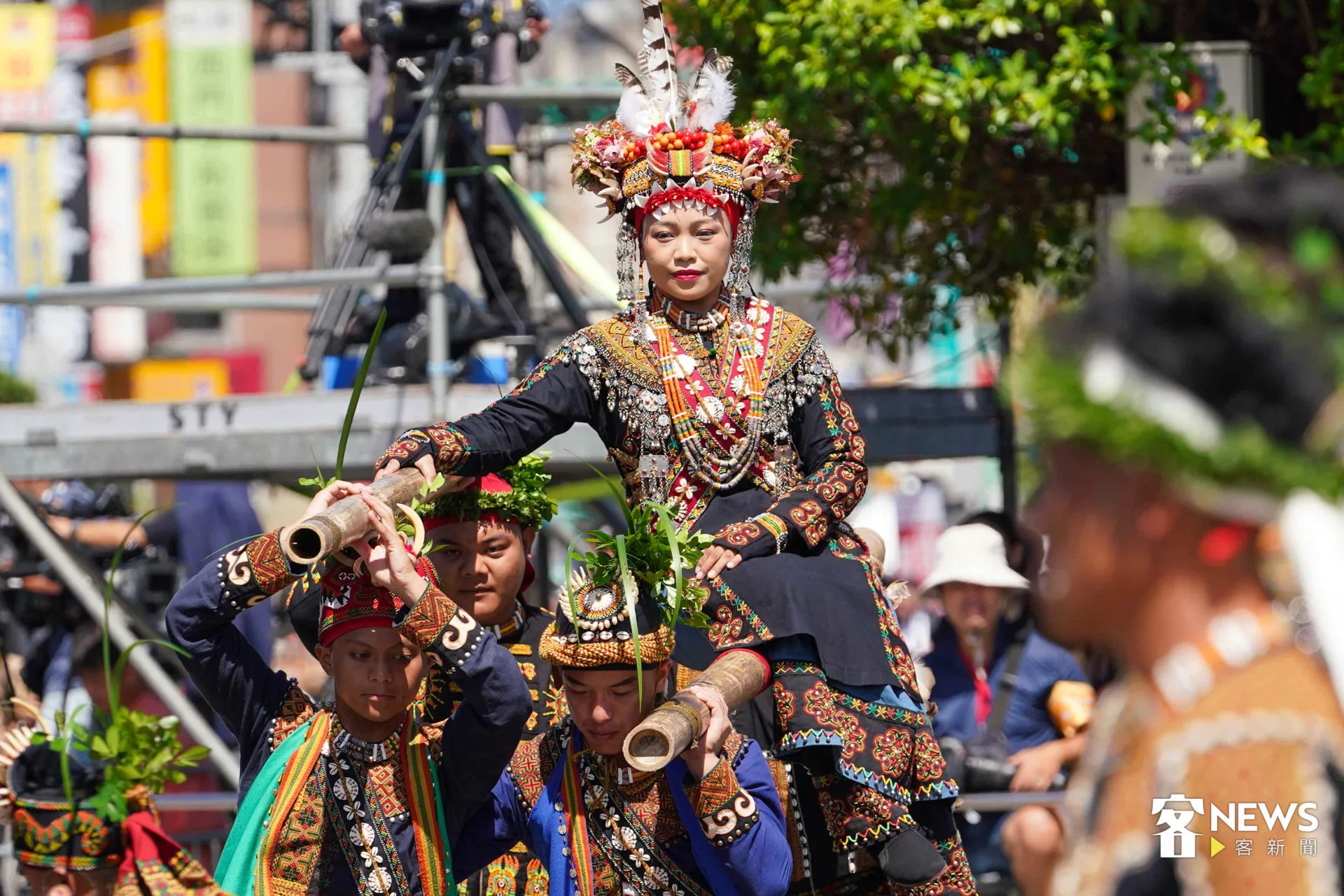 屏東原鄉部落青年會及娜麗灣樂舞劇團在國慶大典上演出。李台源攝