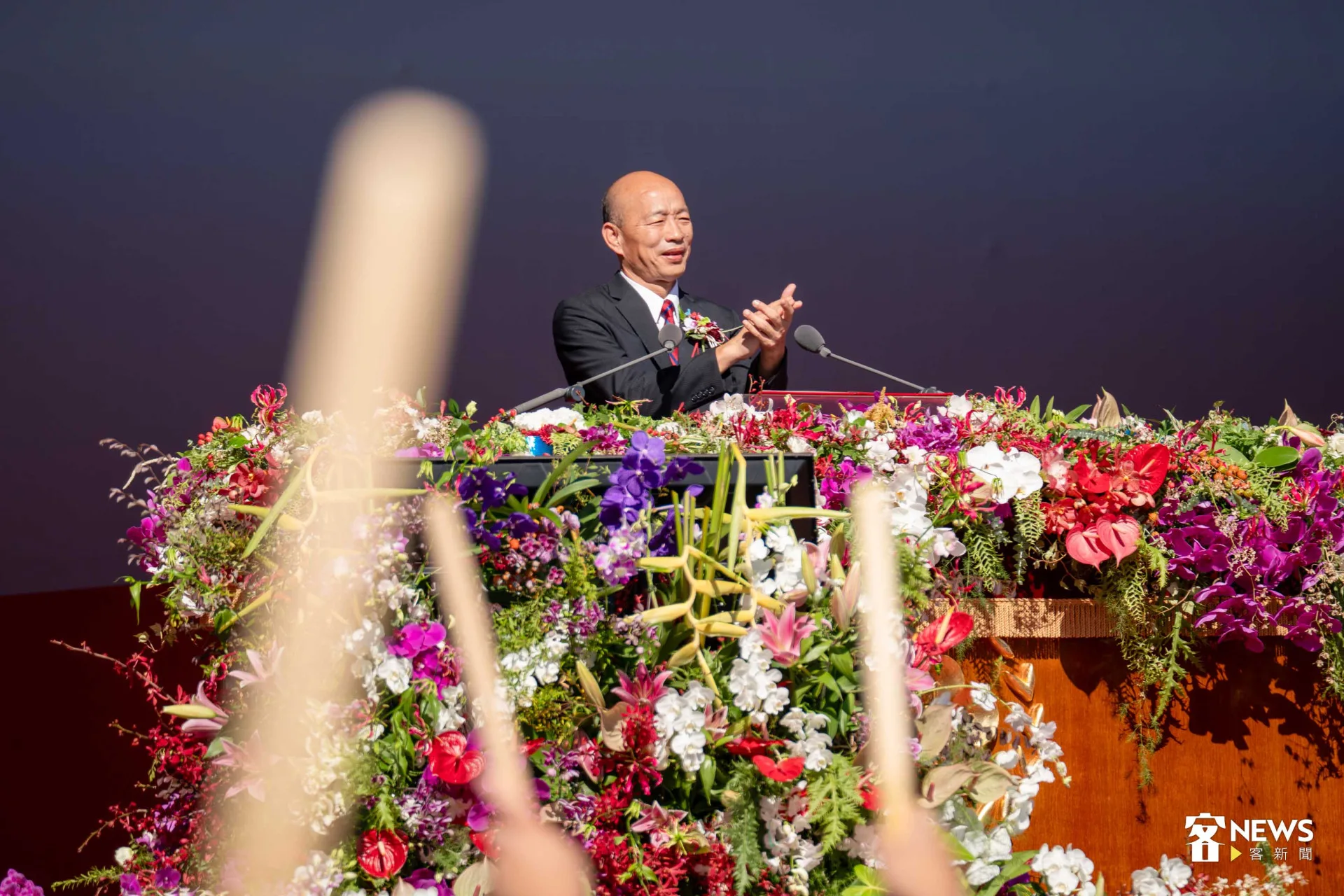 韓國瑜在國慶大會正式開始前，於大會台上欣賞演出。范修語攝