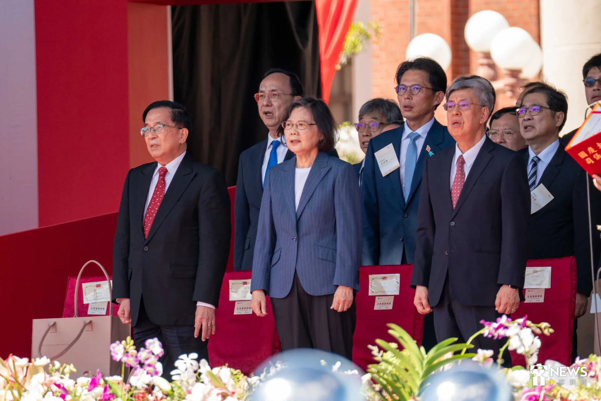 前總統陳水扁、蔡英文、前副總統陳建仁出席國慶大典並唱國歌。范修語攝